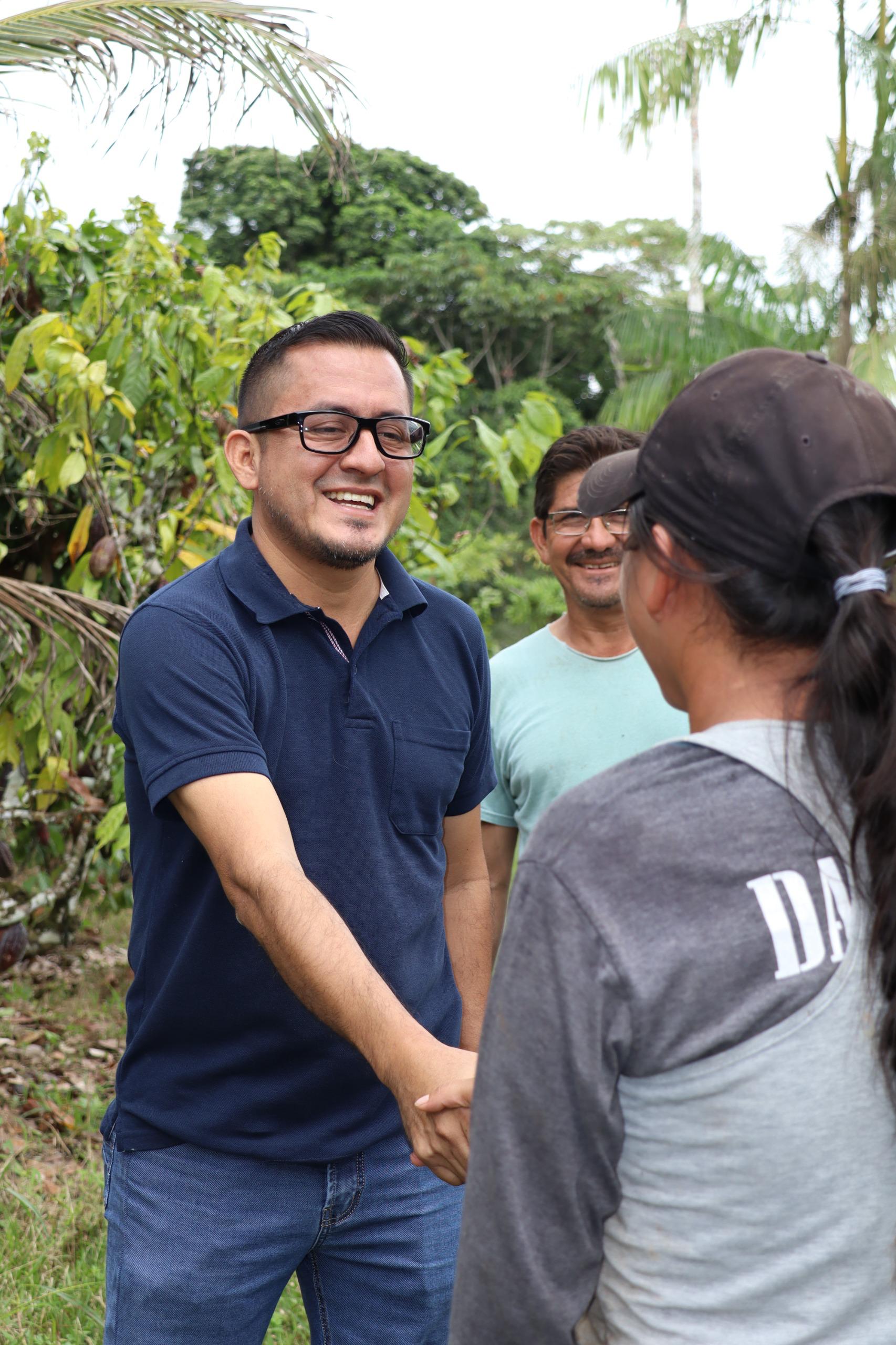 Patricio García conversando con agricultores de cacao en Sacha