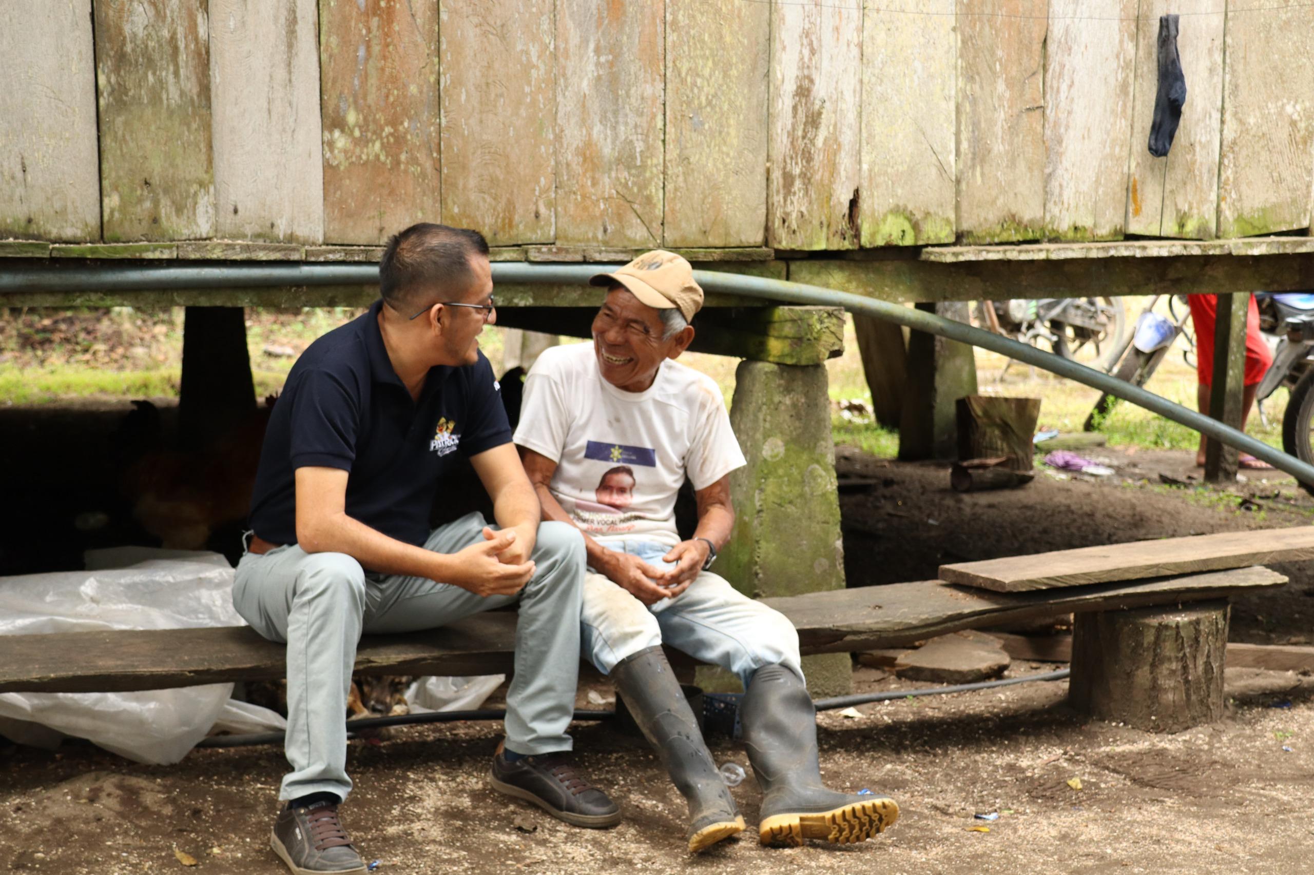 Patricio García conversando con vecinos en una comunidad rural de La Joya de los Sachas